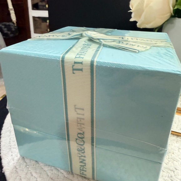(Last one!!) Tiffany & Co Candle (Novelty) NIB/ SEALED + Tiffany Gift Bag - Picture 4 of 10